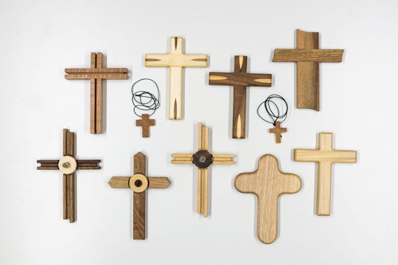 Holzkreuze und Kreuzanhänger